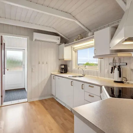 Vakantiehuis Lovely Summer House With Sea View *